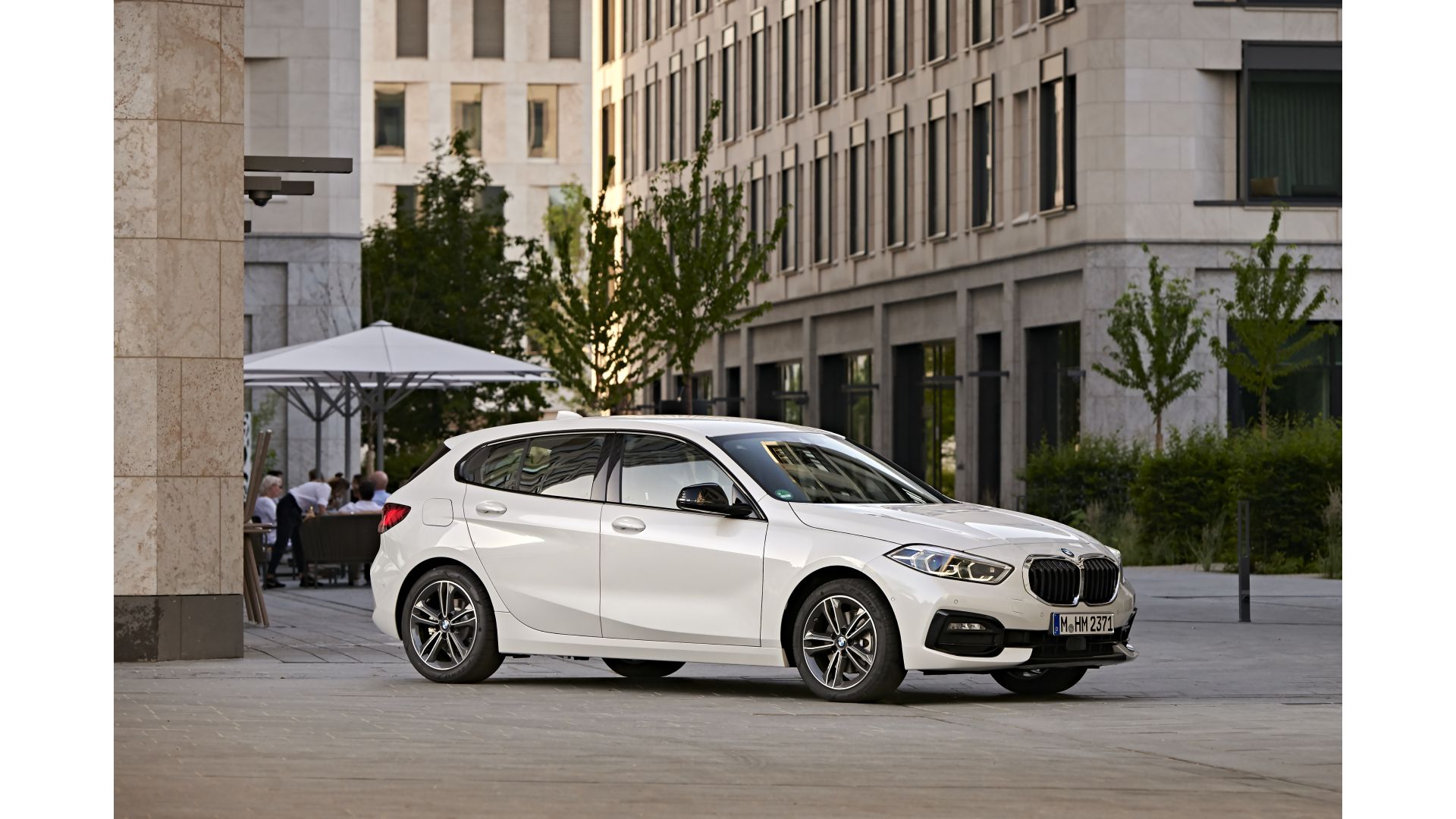 BMW 118i F40 15.000KM! NIEUWSTAAT GARANTIE - Afbeelding 1 (groot)